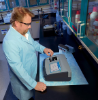 Een laboratoriumtechnicus voert een troebelheidsmeting uit in een industrieel laboratorium met behulp van de TL2300-troebelheidsmeter voor laboratoria