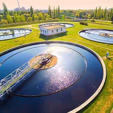Een afvalwateregalisatietank bewaakt de totale hoeveelheid stikstof van influentwater tijdens tussenliggende fasen van de waterslibbehandeling.