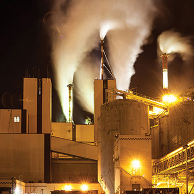 Een papierfabriek verlicht in de nacht. Papierfabrieken gebruiken natriumsulfiet als zuurstofbindmiddel om water dat aan stoomketels wordt toegevoerd te behandelen, waardoor corrosie wordt voorkomen.