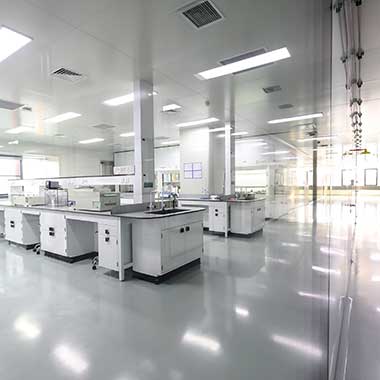 Een laboratorium met meerdere spoelbakken is afhankelijk van Clean-In-Place reiniging met een CIP-oplossing van chloor.