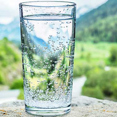 Een helder glas water bevat kleine sporen van natrium, die gewoonlijk worden geïntroduceerd tijdens waterontharding. Overtollig natrium veroorzaakt negatieve gevolgen voor de gezondheid.