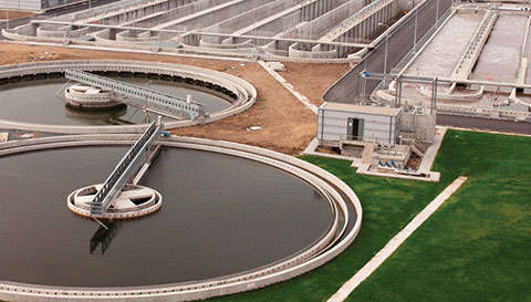 luchtfoto van industriële afvalwaterzuiveringsinstallatie
