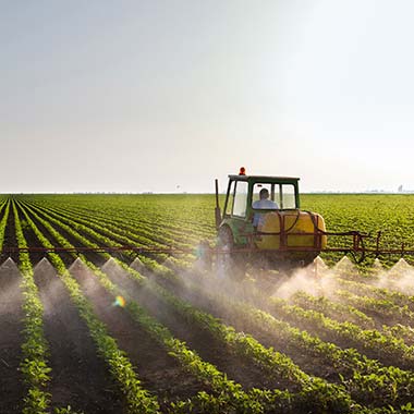 AEen landbouwtractor die gewassen bemest introduceert stikstof in de vorm van ammoniak. 